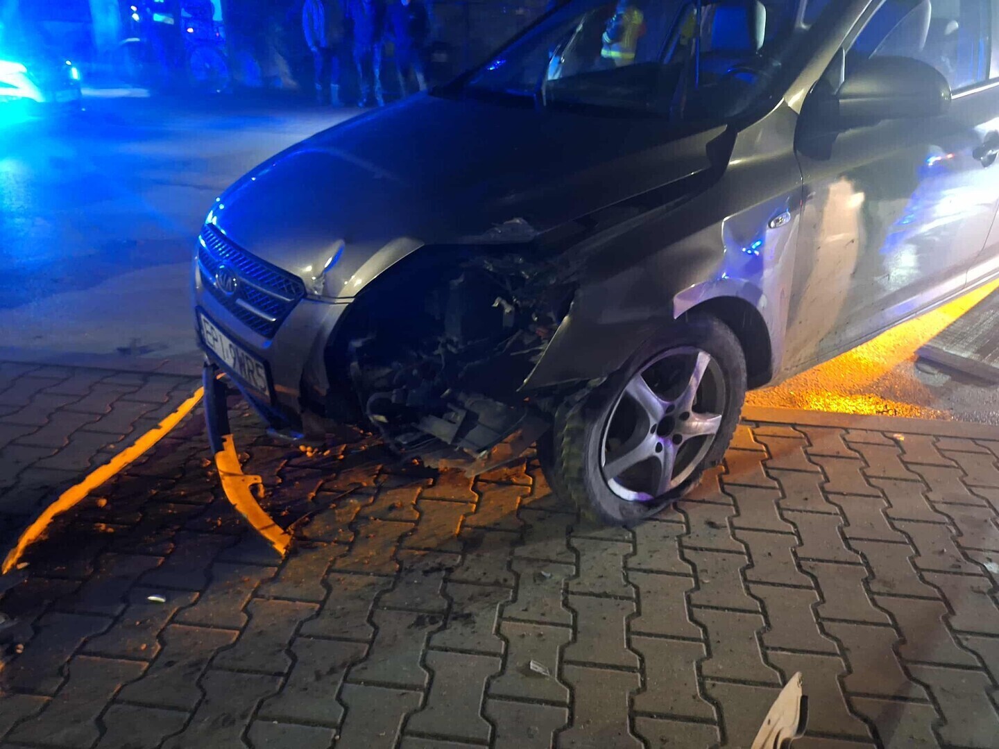 Kia uderzyła w płot przy sklepie w Gajkowicach