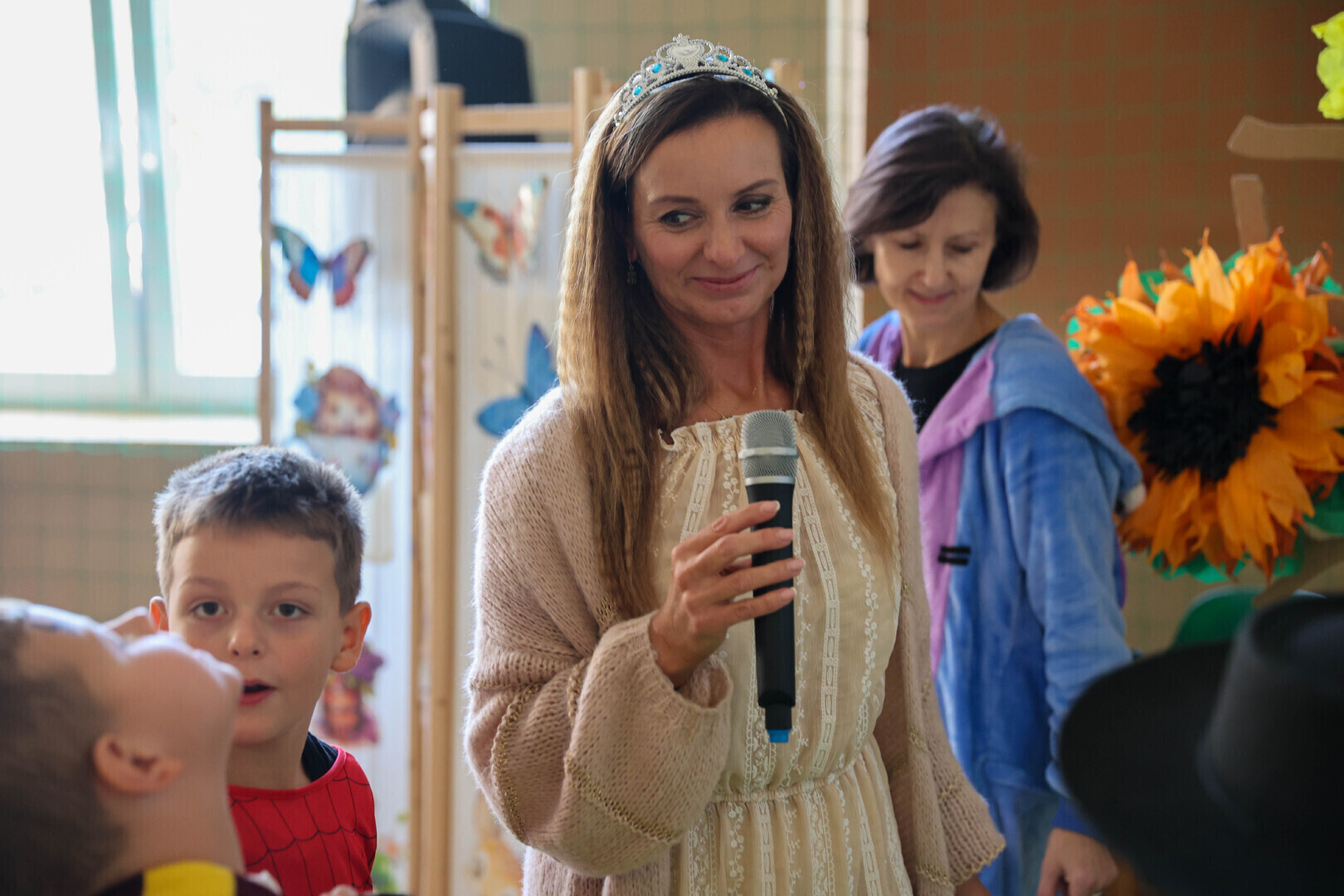 Bajkowy dzień w Sulejowie najmłodsi uczniowie SP nr 1 odwiedzili Urząd Miasta