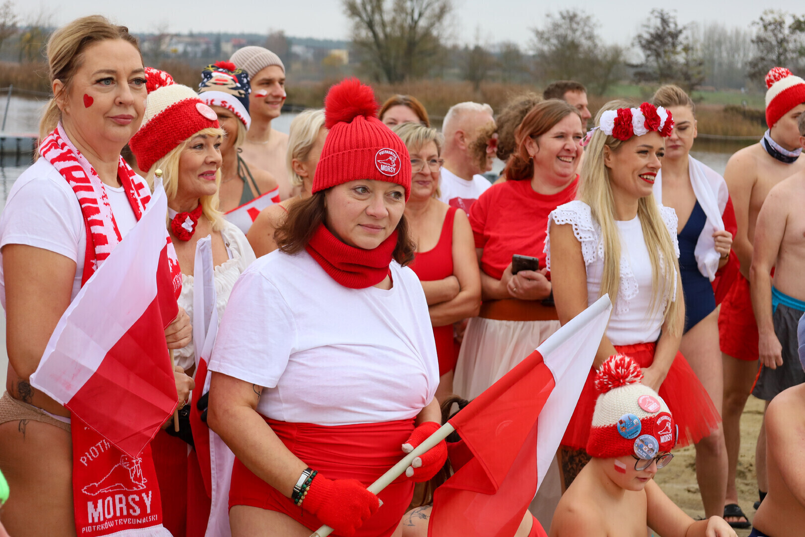 Piotrkowskie Morsy uczciły Święto Niepodległości tradycyjną kąpielą w Słoneczku O 1111 do wody w biało-czerwonych barwach