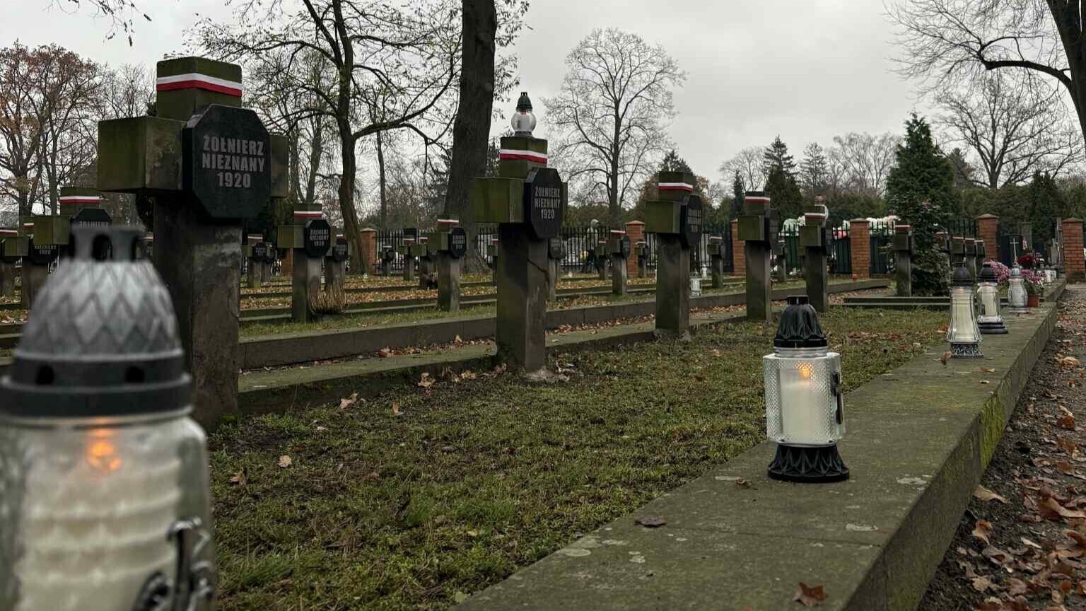 Młodzieżowe stowarzyszenie Nowa Generacja w Piotrkowie uczciło 107. rocznicę odzyskania niepodległości porządkując groby i zapalając znicze