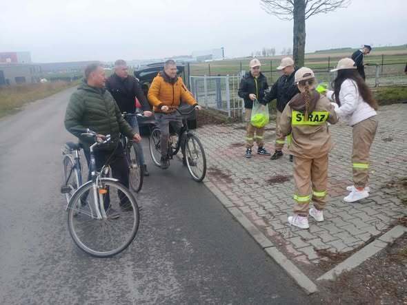 Gmina Wola Krzysztoporska. Rozdawali odblaski w Święto Niepodległości