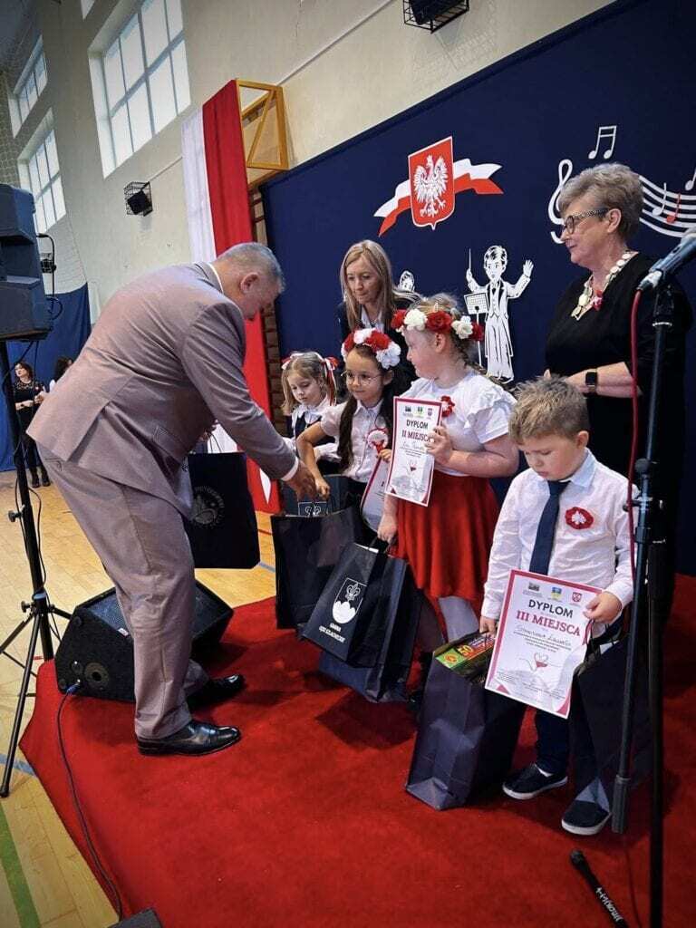 Młodzi zaśpiewali dla Niepodległej w Łękach Szlacheckich