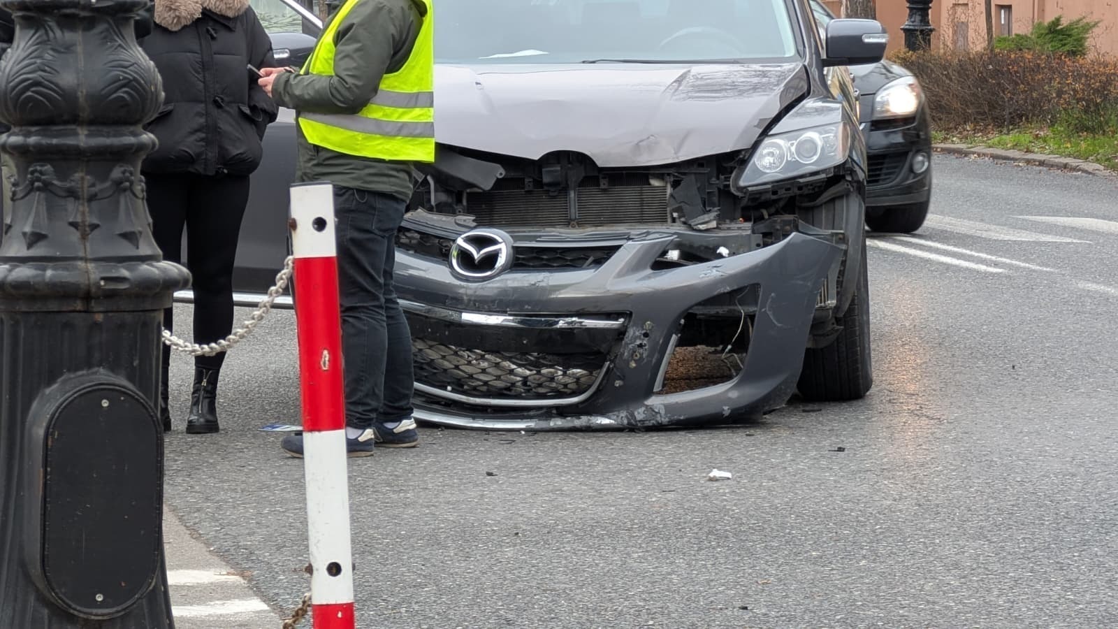 Duże utrudnienia na skrzyżowaniu Słowackiego i Młynarskiej. Zderzenie trzech samochodów