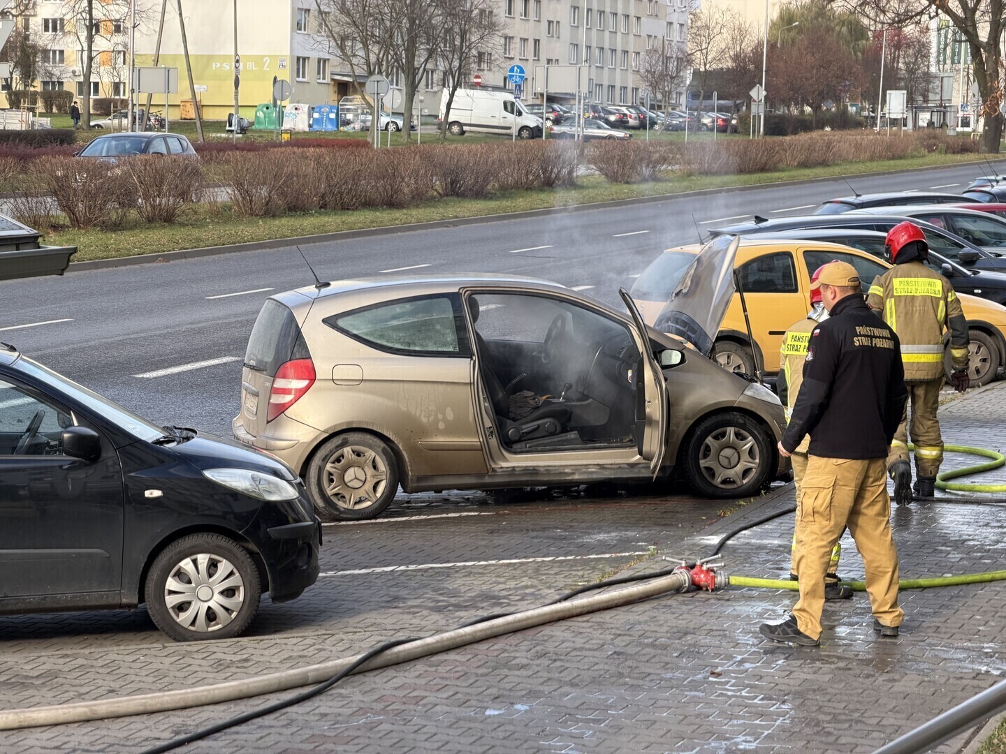 Trzy samochody stanęły w płomieniach w odstępie kilku minut. Strażacy interweniowali w trzech punktach Piotrkowa