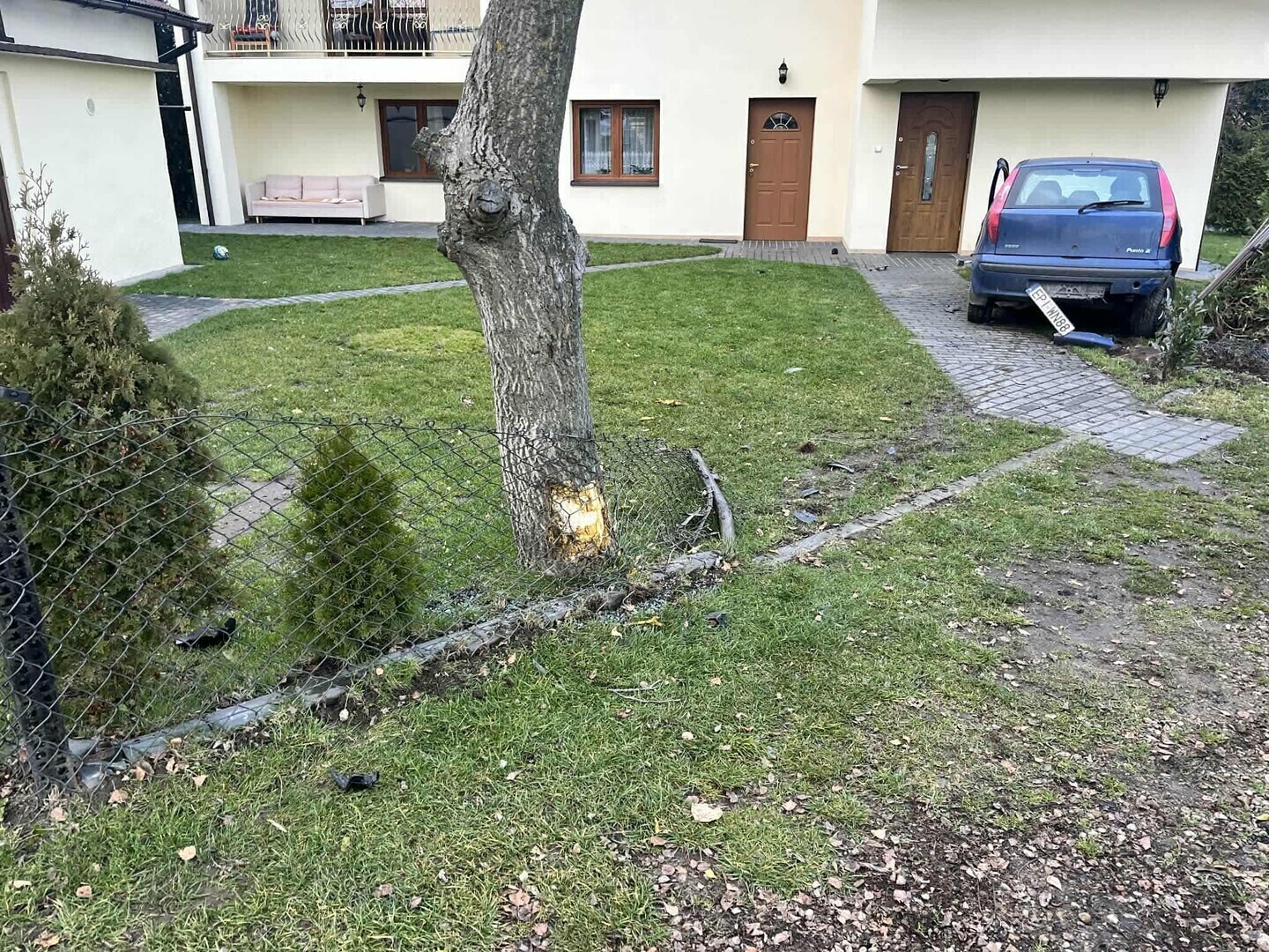 Pijany kierowca doprowadził do groźnego wypadku w Laskach. Auto uderzyło w zaparkowany samochód i dom