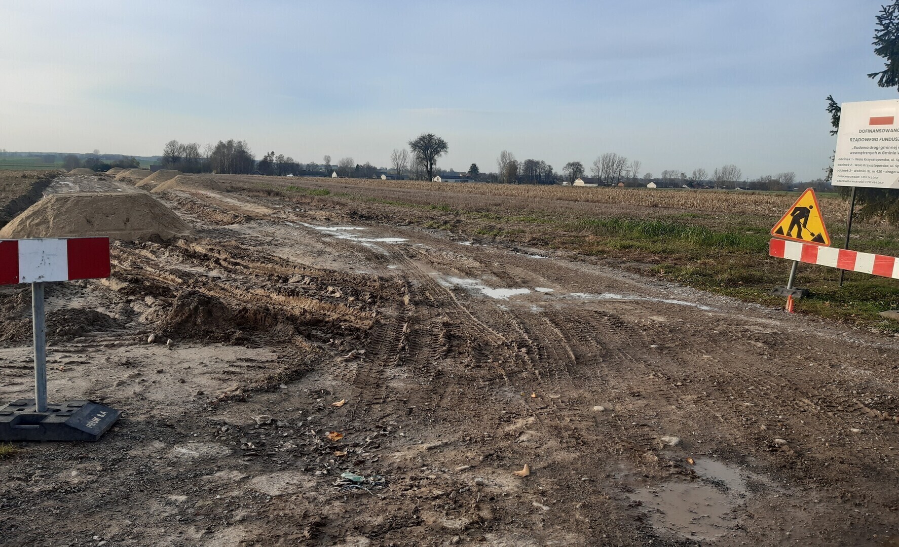 Budowa drogi w Woźnikach w gminie Wola Krzysztoporska rozpoczęta