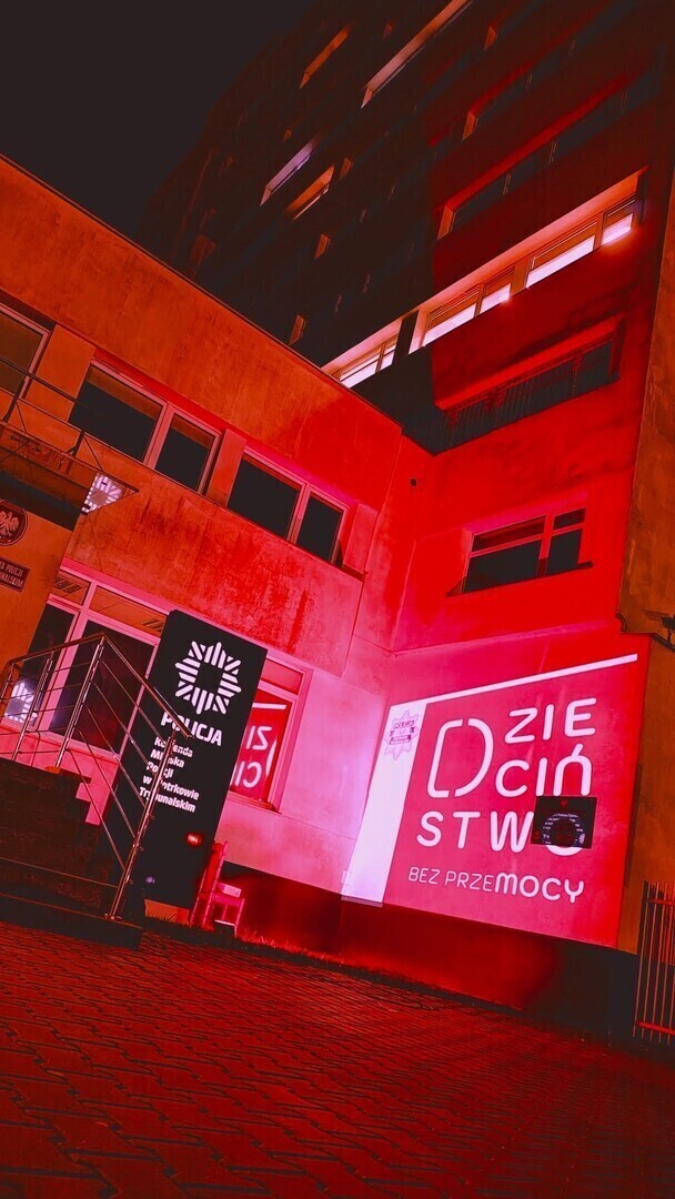 Piotrków i region w czerwieni. Samorządy szkoły i instytucje włączyły się w kampanię Dzieciństwo bez przemocy