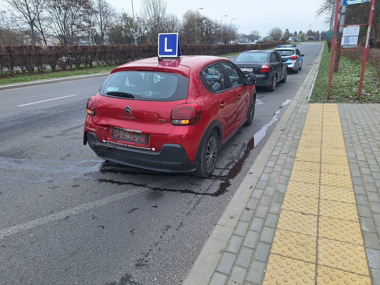 Zderzenie z udziałem auta nauki jazdy w Al. Kopernika