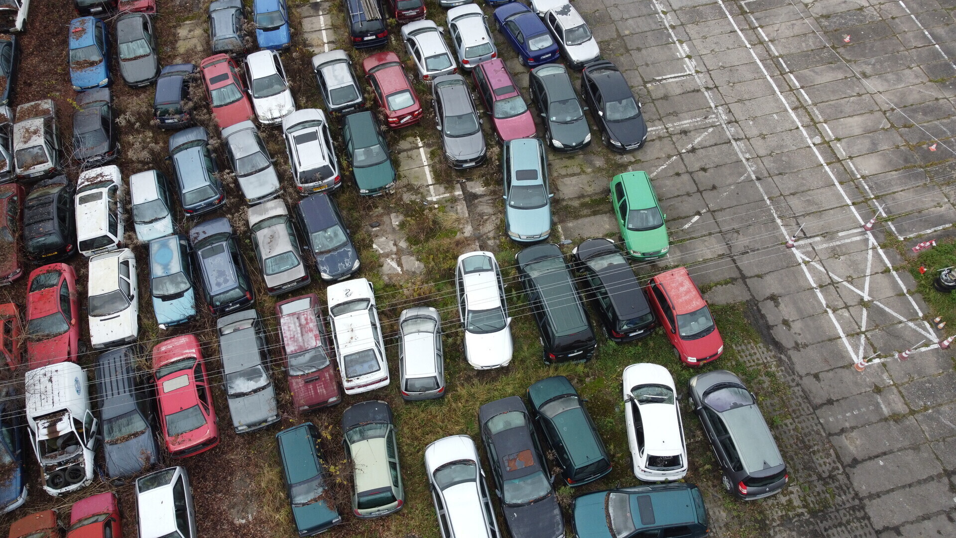 Porzucone auta na parkingu MZK w Piotrkowie Trybunalskim ponad 150 wraków czeka na usunięcie. Kiedy ruszą miejskie porządki