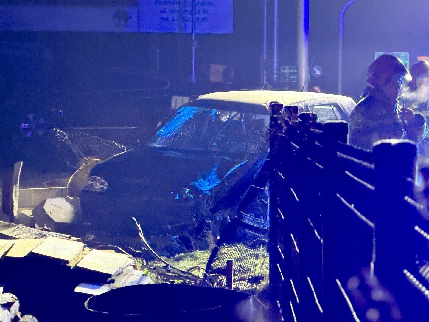 Pijany kierowca uciekł po wypadku na Śląskiej w Piotrkowie. Staranował płot i spowodował ogromne szkody