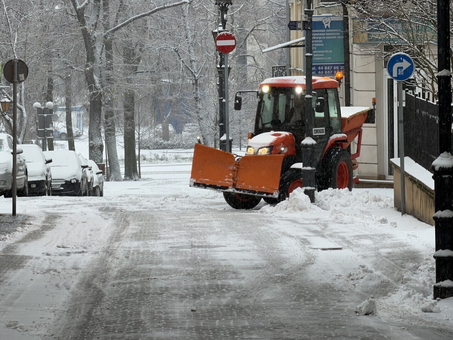 Pierwszy śnieg w tym roku Piotrków Trybunalski w białej szacie. Zaczynają się też problemy