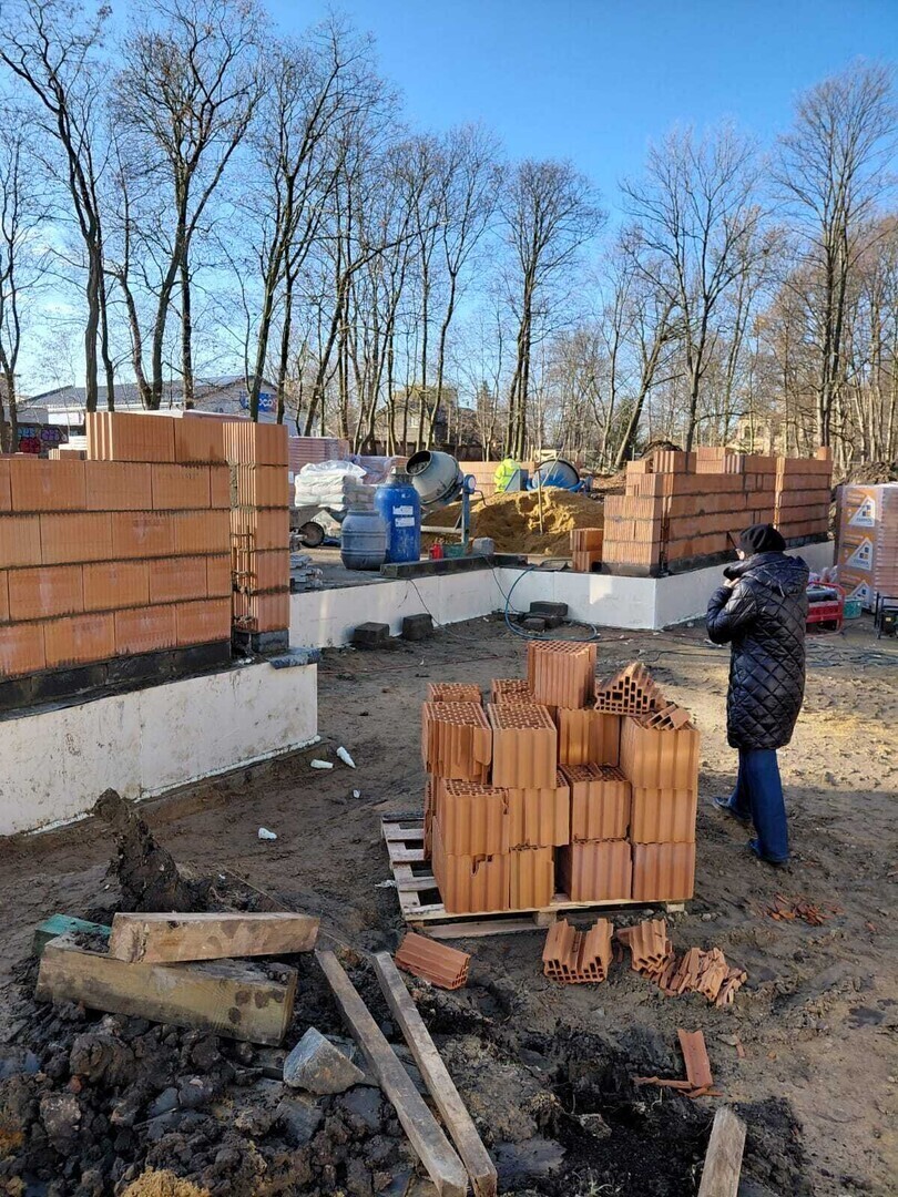Remonty i inwestycje w Moszczenicy żłobek sala OSP Dom Seniora cmentarz wojenny