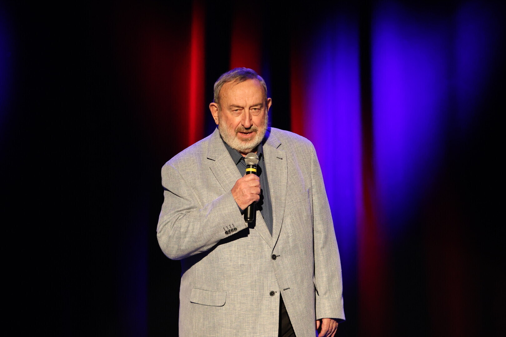 30-lecie Ogólnopolskiej Akcji Stop Wypadkom. Tadeusz Drozda na scenie MOK