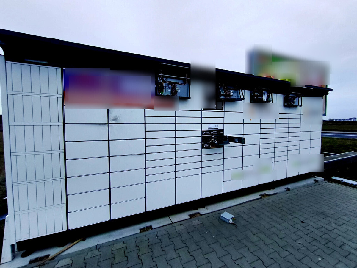 Kradł w peruce. 44-letni amator cudzych paczek zatrzymany przez policję