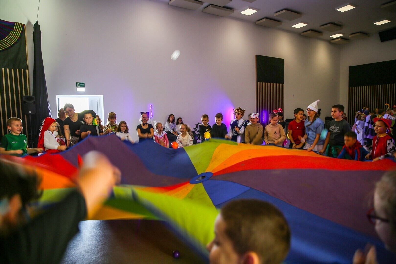 Dzień Postaci z Bajek w Czarnocinie kolorowy bal pełen zabawy i uśmiechów