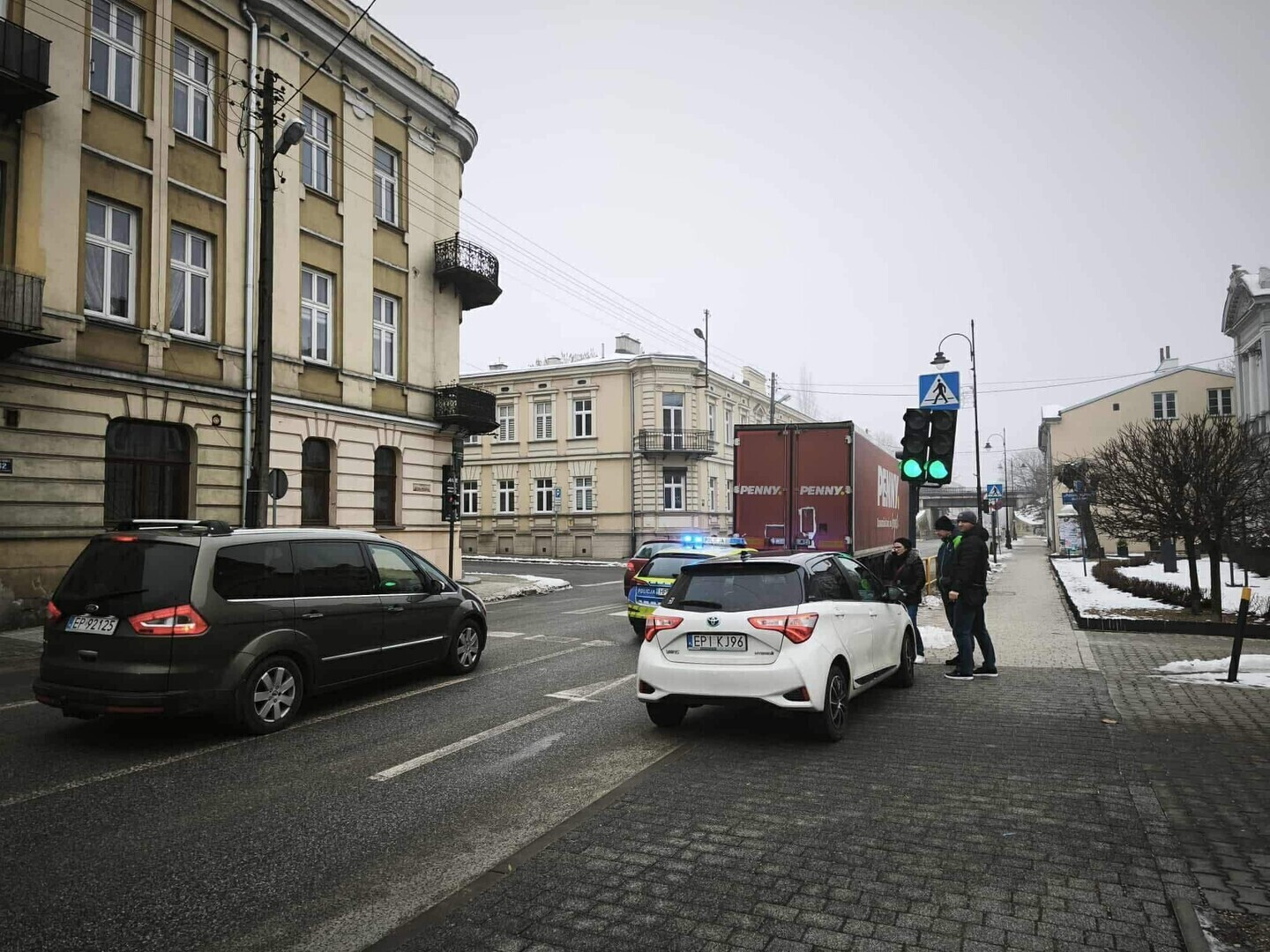 Kolizja ciężarówki i samochodu osobowego na ul. Wojska Polskiego w Piotrkowie Trybunalskim