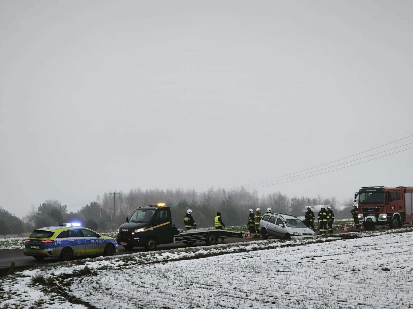 Dachowanie na serwisówce przy S8 w Polichnie. Kierująca w poślizgu