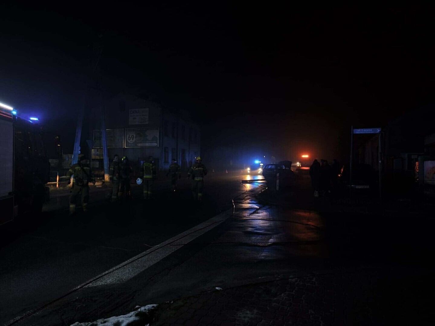 Skoda uderzyła w słup energetyczny na DK12. Kierowca porzucił pojazd