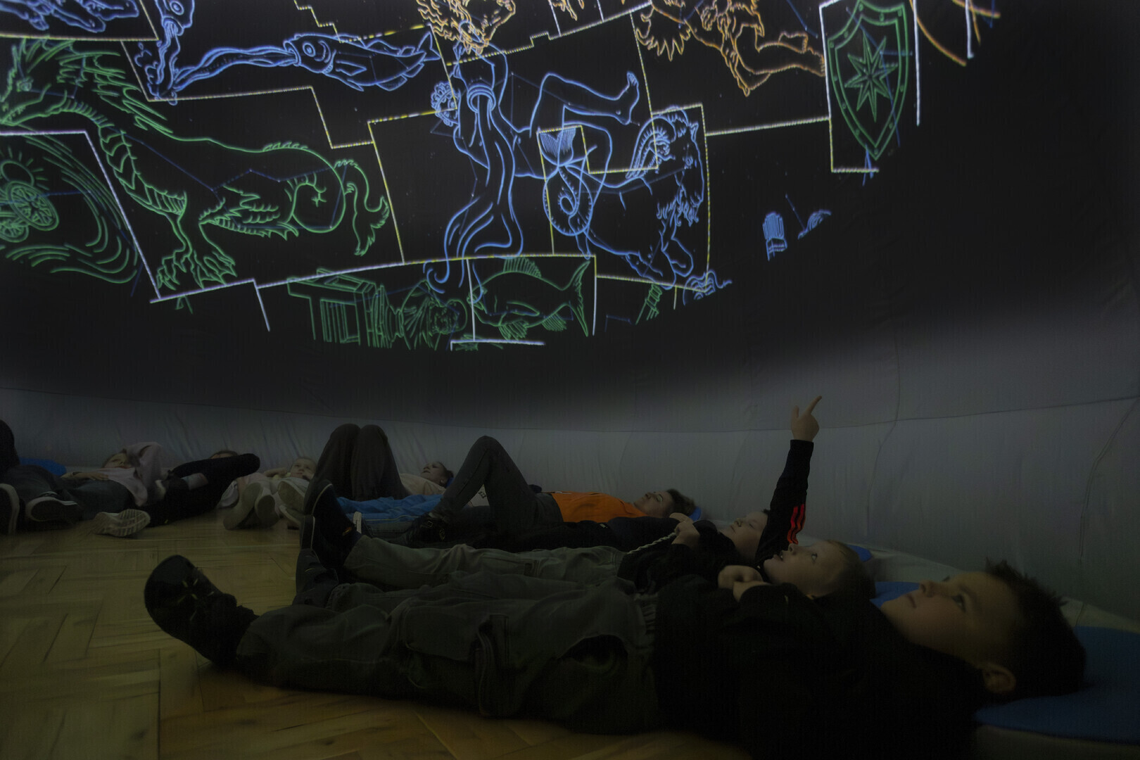 Czy w kosmosie pływają wieloryby Mobilne planetarium Kopernika odwiedzi Piotrków Trybunalski