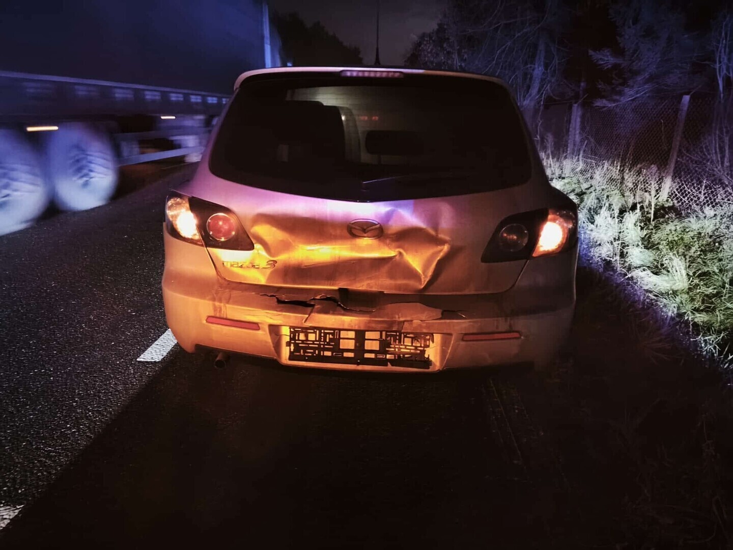 Kolizja na ulicy Rakowskiej 50. Renault uderzyło w tył Mazdy jedna osoba ranna