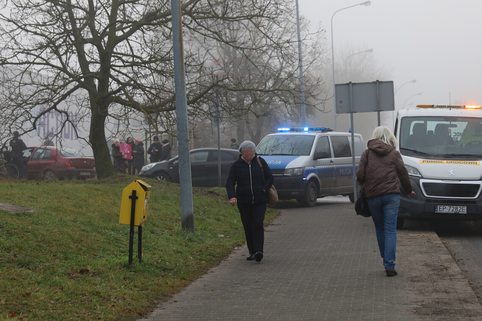 Pijany kierowca pijani pasażerowie jeden z nich spał i próba dogadania się. Wszyscy to Ukraińcy. Groźny incydent pod sklepem Action