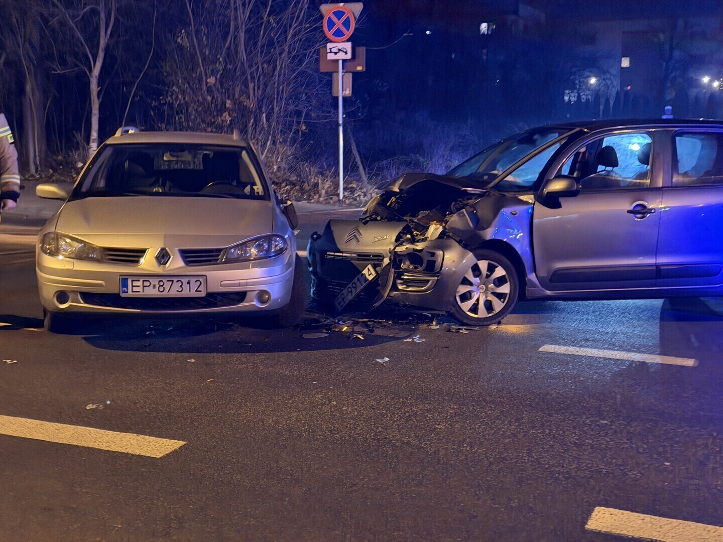 Dwa zdarzenia drogowe na ul. Wojska Polskiego. Dwie osoby trafiły do szpitala duże utrudnienia w ruchu