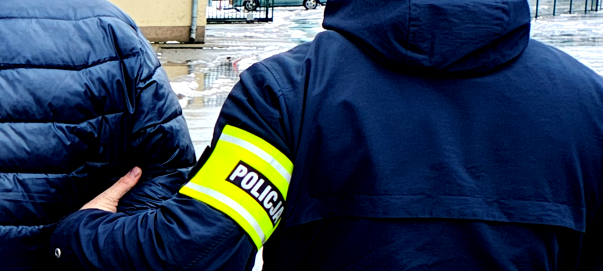 Co chwilę oglądali się za siebie mieli przy sobie narkotyki