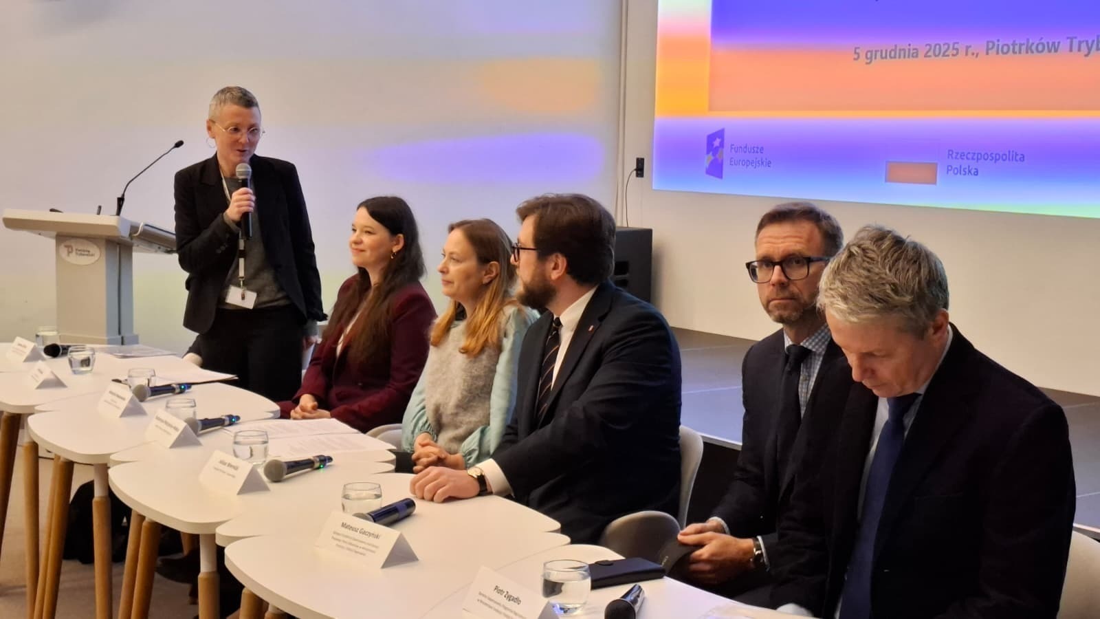 Samorządy i rząd o funduszach na rozwój. Spotkanie w piotrkowskiej mediatece