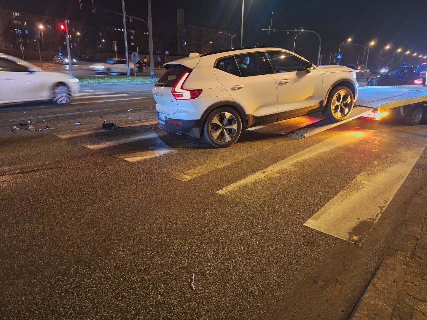 Groźnie w Al. Piłsudskiego. BMW uderzyło w tył Volvo