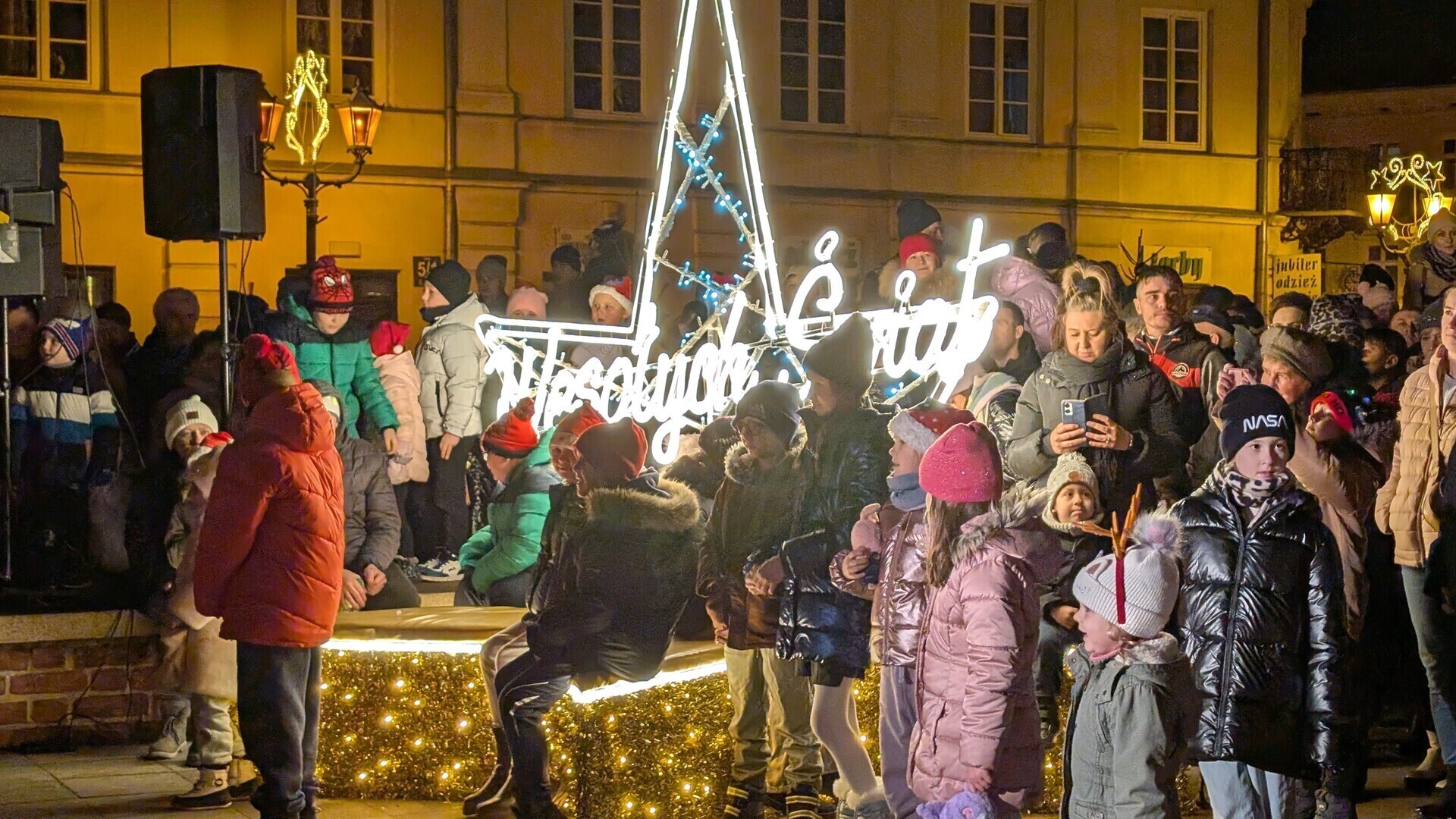 Rozbłysła choinka na Rynku Trybunalskim