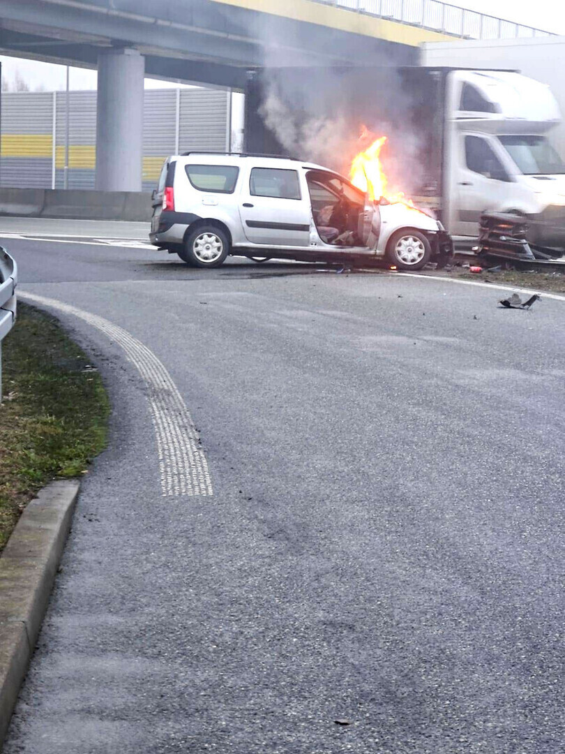 Policjanci z piotrkowskiej komendy uratowali kierowcę z płonącego auta