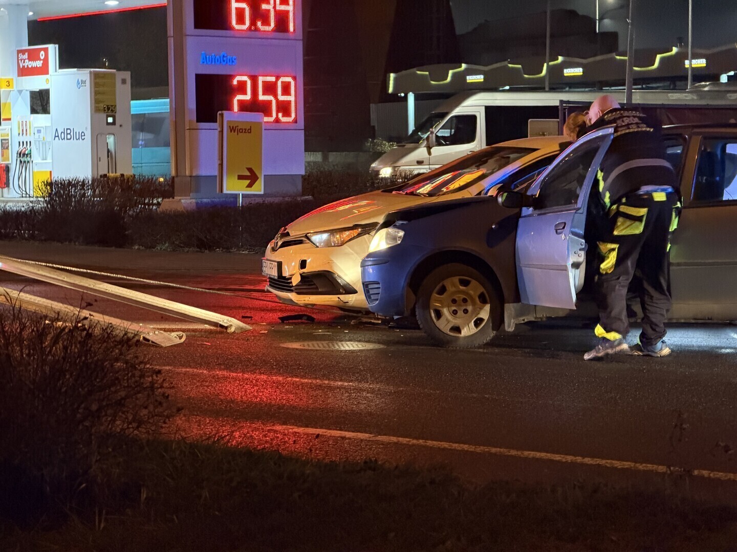 Zatarasowany wjazd do OBI. Kolizja sparaliżowała ruch na Sulejowskiej