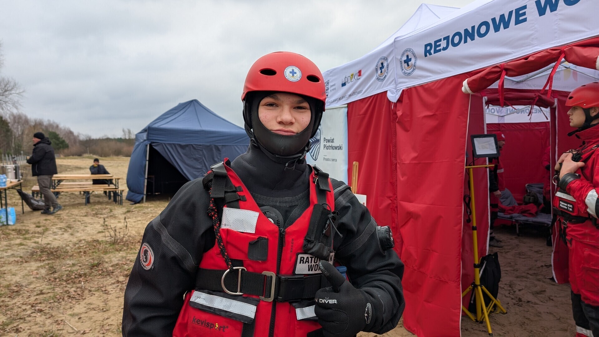 Edukacyjna akcja WOPR przy Zalewie Cieszanowickim. Ratownicy pokazali jak reagować w sytuacjach zagrożenia