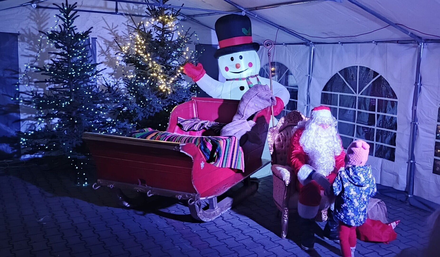 Świąteczna atmosfera na Jarmarku Bożonarodzeniowym w Moszczenicy. Poznaliśmy maskotkę gminy