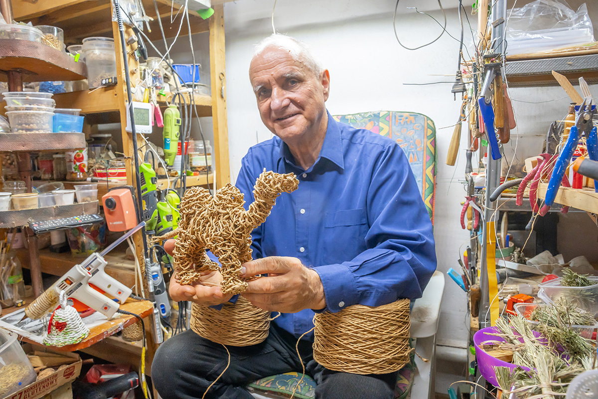 Mariusz Bogusławski twórca ludowy z Żarnowicy Małej i jego miniaturowe szopki