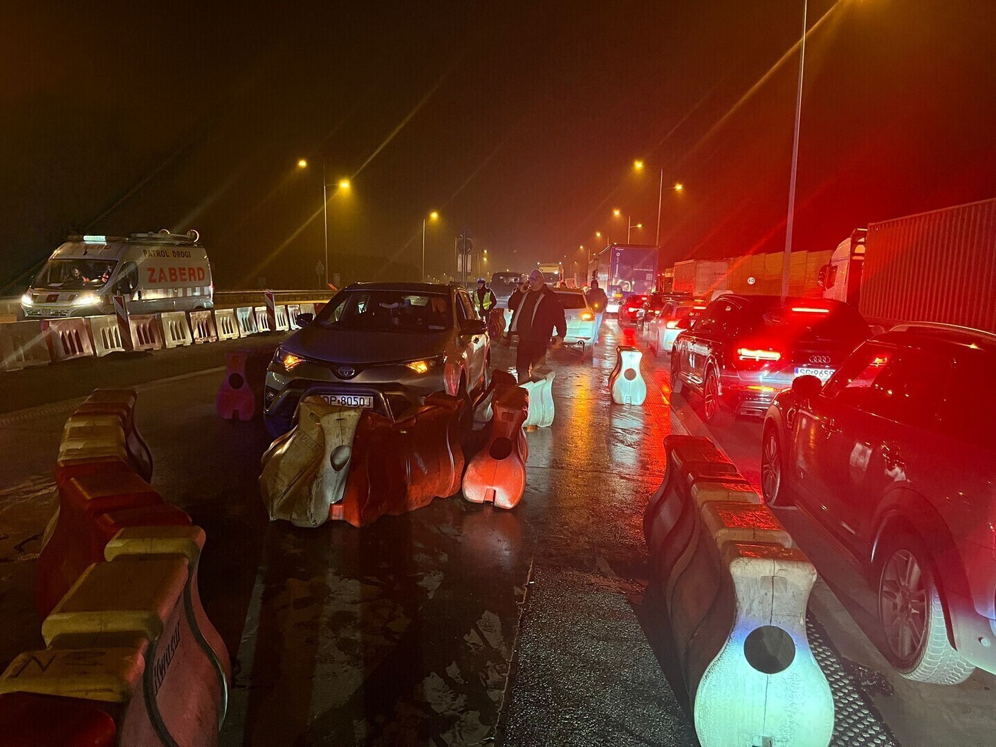 Trzy samochody zderzyły się na S8 pod Piotrkowem