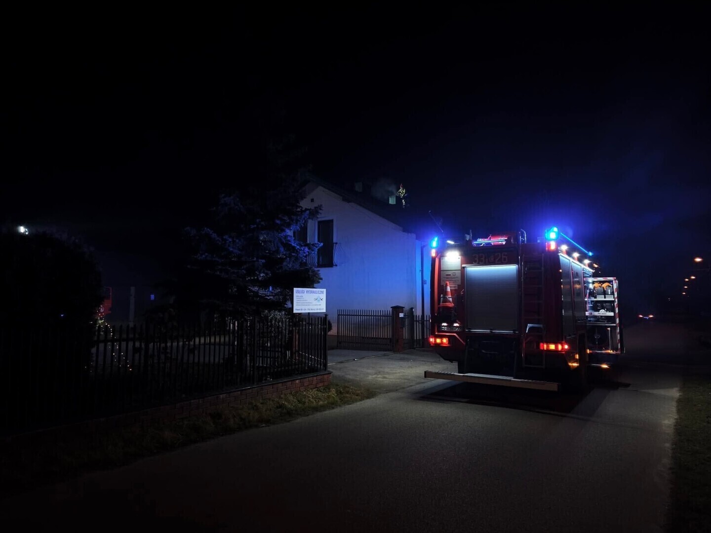 Pożar w budynku mieszkalnym we Włodzimierzowie. Interweniowały liczne zastępy straży pożarnej