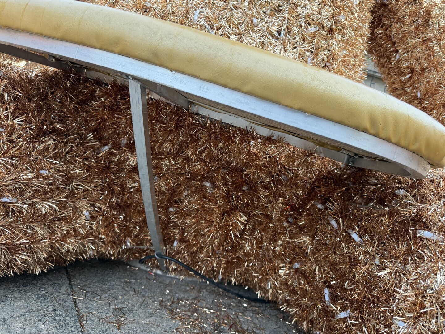 Złoty miś z Rynku Trybunalskiego miał błyszczeć ale złamała się ławeczka