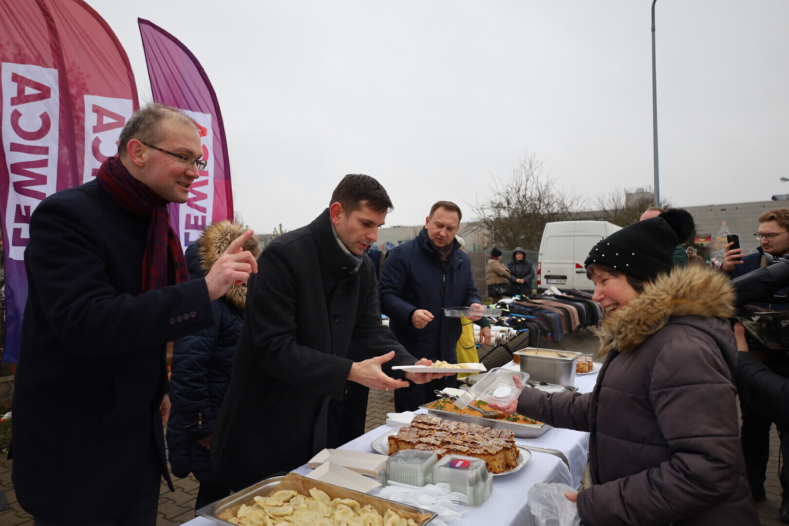 Pierogi ryba po grecku kapusta z grochem i świąteczne ciasta tak wyglądała przedświąteczna sobota na targowisku w Piotrkowie Trybunalskim. Nowa Lewica zaprosiła mieszkańców Piotrkowa na poczęstunek