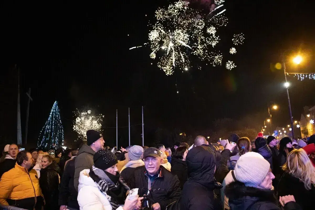 Sylwester pod chmurką w sercu Piotrkowa Trybunalskiego miasto zaprasza mieszkańców na plenerową potańcówkę na ul. Słowackiego z muzyką DJ Adama Cebuli