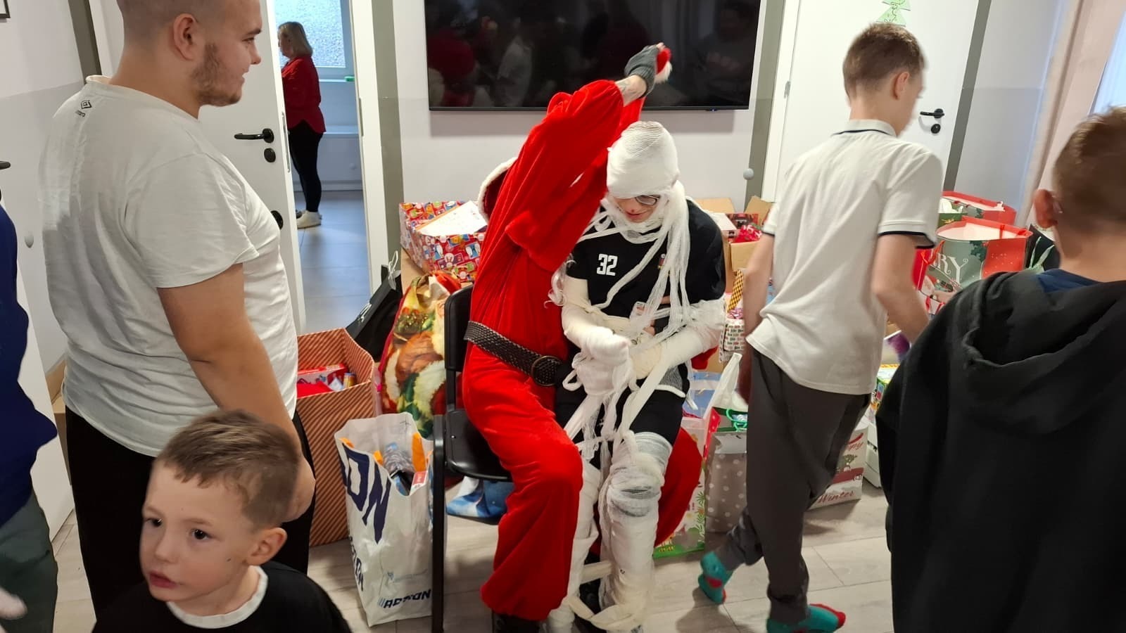 Studenci z Piotrkowa Trybunalskiego podarowali dzieciom święta pełne radości