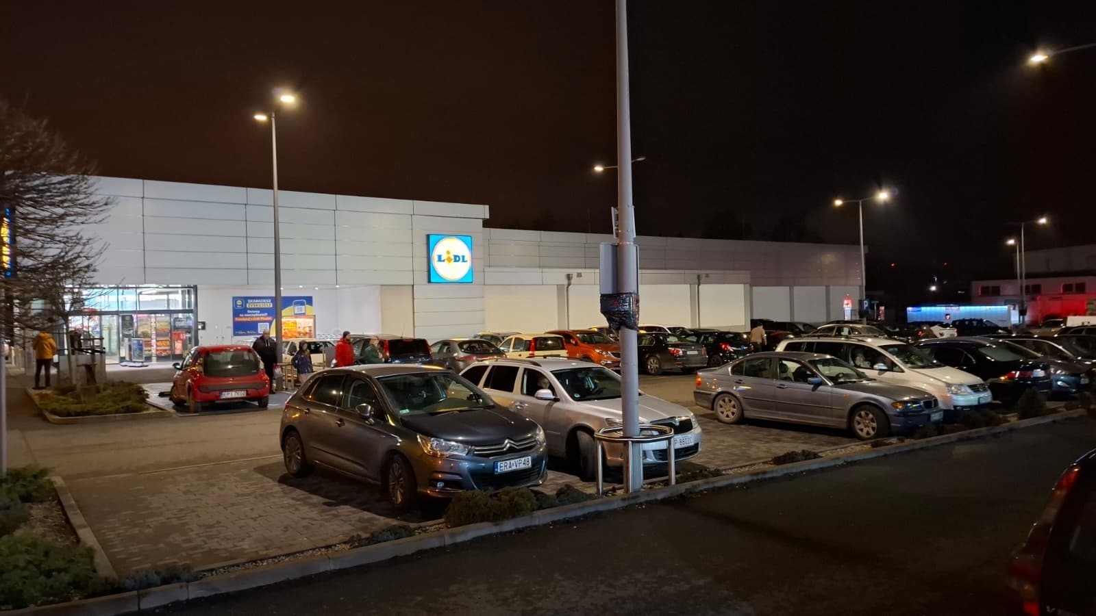 Spokojne ale potrzebne zakupy tuż przed świętami. Piotrkowianie wykorzystali ostatnią niedzielę handlową przed Wigilią