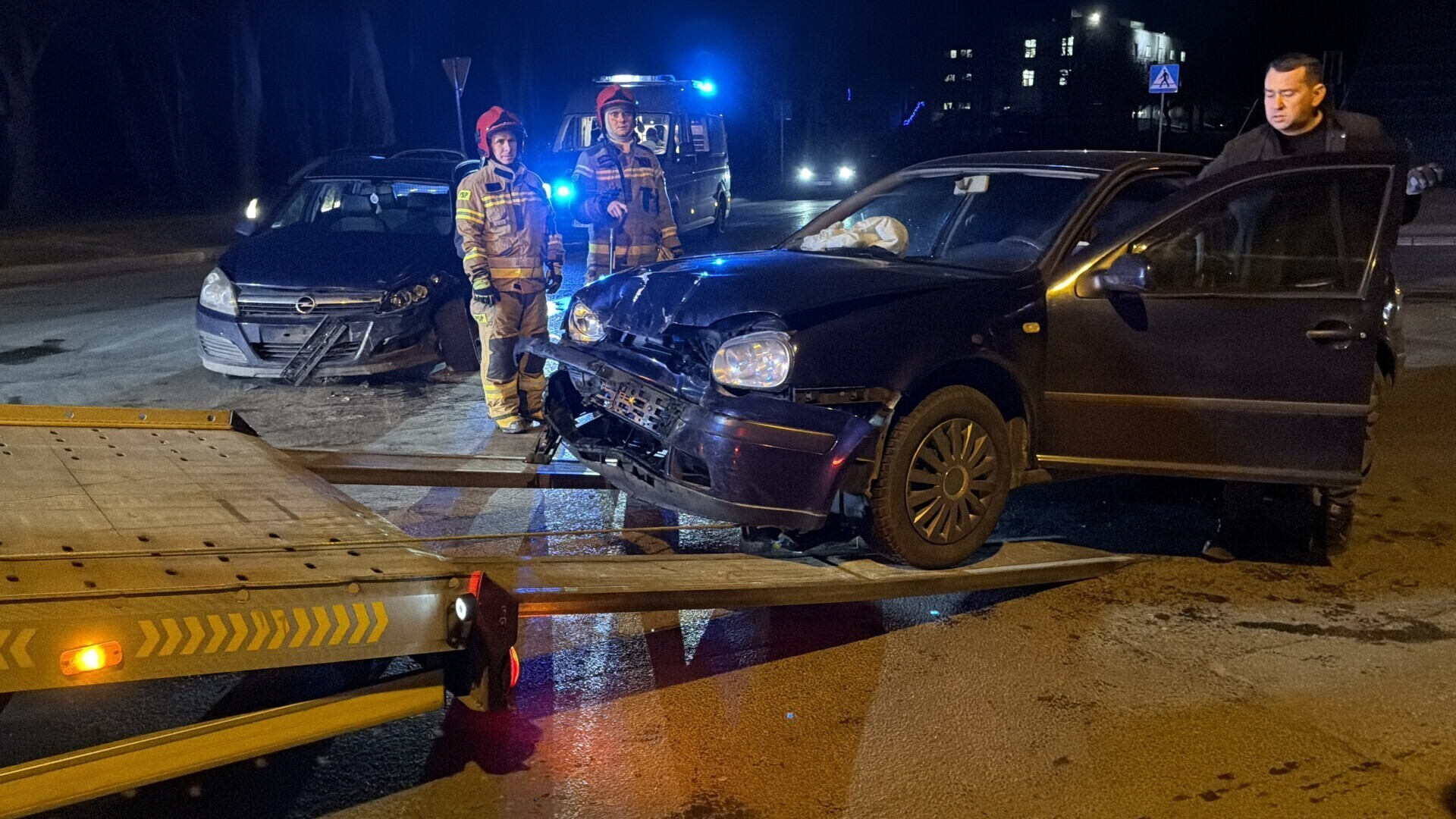 Zderzenie dwóch aut na skrzyżowaniu Roosevelta i Glinianej. Droga była zablokowana