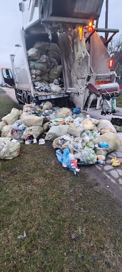 Pożar w śmieciarce w Krzewinach. Akumulator wyrzucony do śmieci mógł doprowadzić do tragedii