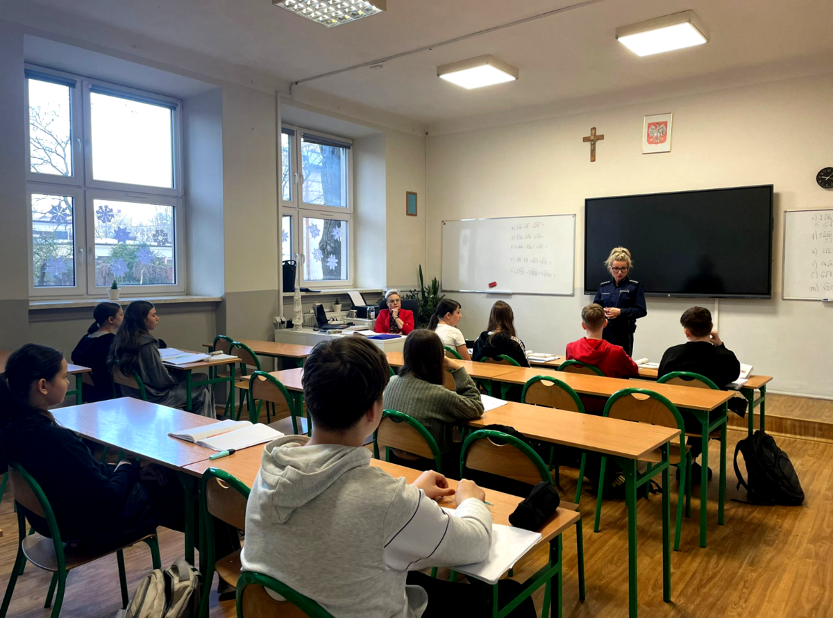 Policja uświadamia uczniów na temat hejtu mowy nienawiści oraz przemocy rówieśniczej