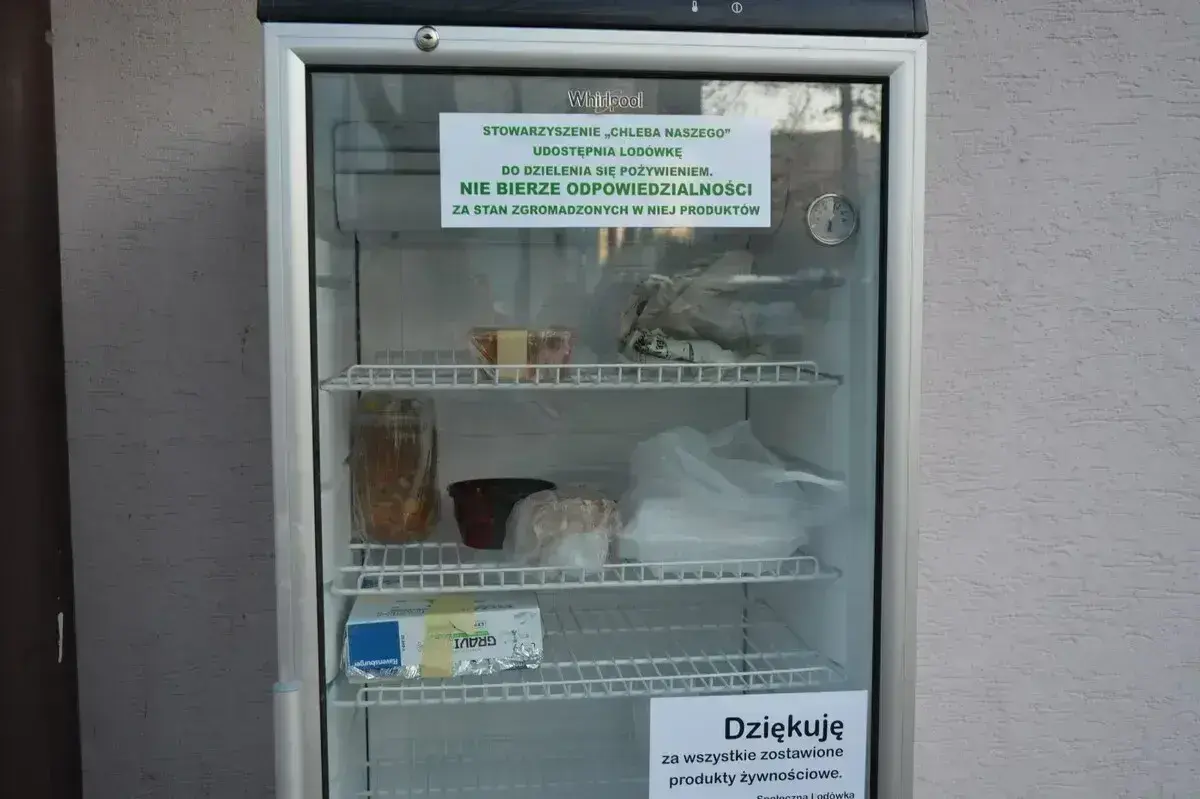 W Piotrkowie Trybunalskim od lat stoi społeczna lodówka do której można wkładać jedzenie którego nadmiar w święta często trafia do kosza