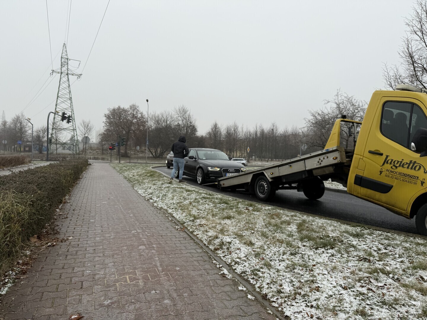 Bardzo ślisko na drogach. Seria zdarzeń w Piotrkowie i powiecie piotrkowskim