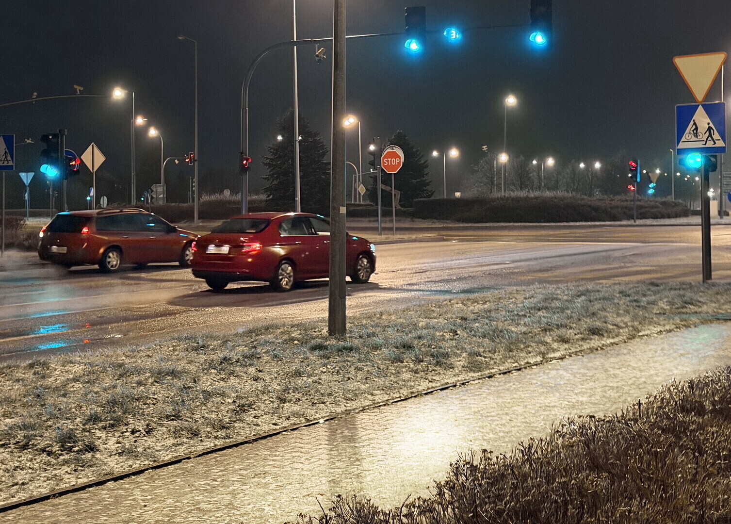 Służby miejskie i dozorcy odpoczywają po świętach a w Piotrkowie lodowisko