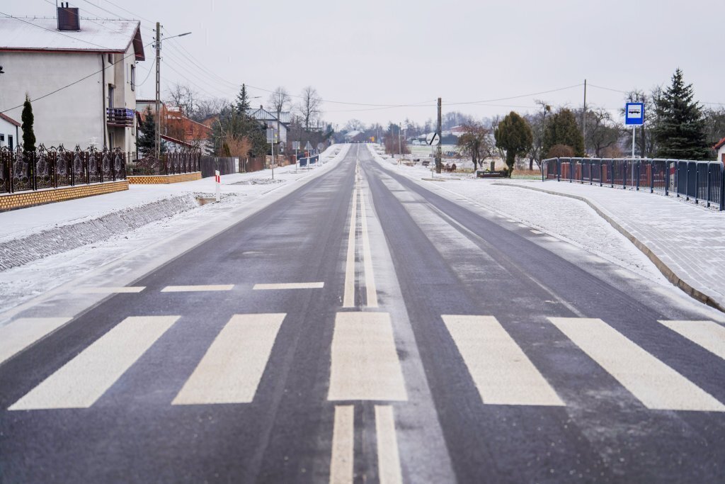 Rusociny z nowym chodnikiem zatokami autobusowymi i oświetleniem. Zakończono prace drogowe.