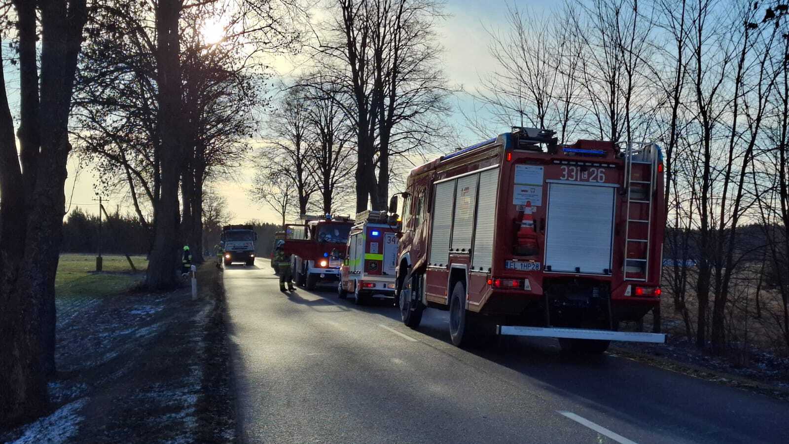Śmigłowiec LPR w akcji na DW 742. Zderzenie dwóch pojazdów w gminie Sulejów